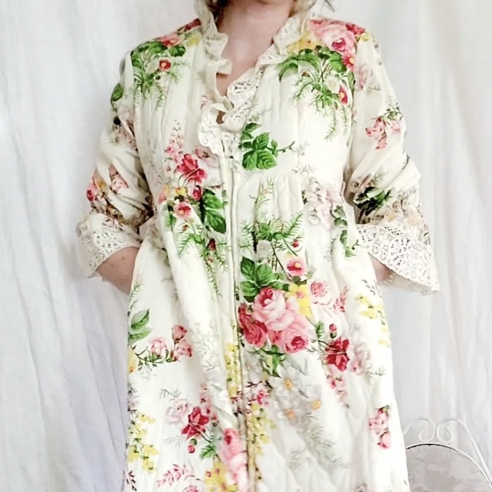 Vintage 1960s rose quilted housecoat robe w lace trim in botanical floral print